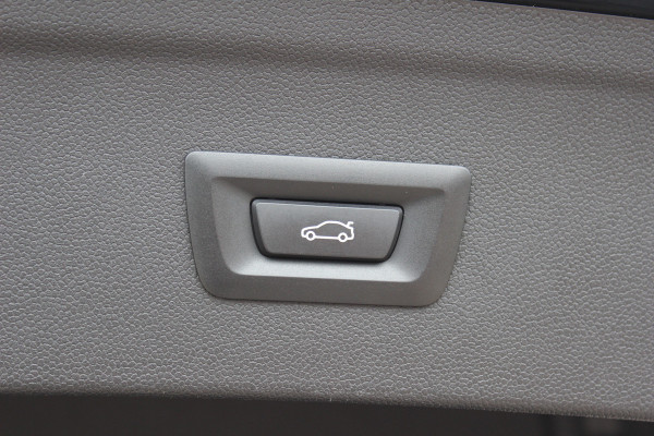 BMW iX xDrive40 Executive 77 kWh / Trekhaak / Panoramadak / 360Camera / Luchtvering / Harman Kardon / 22'' / CarPlay / DAB / Dodehoek / ACC