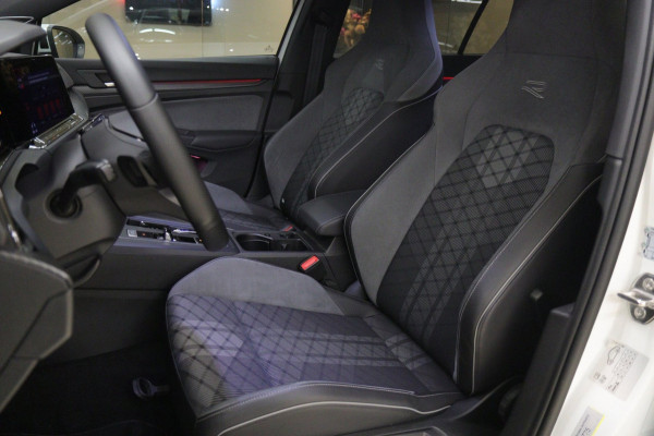Volkswagen Golf 1.5 eTSI R-Line 3XR-LINE /PANO/H&K/CAM/CARPLAY/BOMVOL