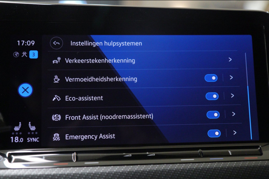 Volkswagen Golf 1.5 eTSI R-Line 3XR-LINE /PANO/H&K/CAM/CARPLAY/BOMVOL