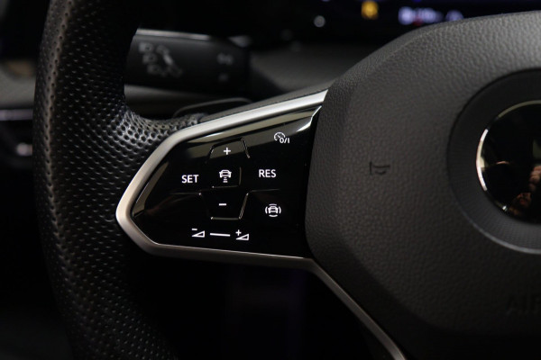 Volkswagen Golf 1.5 eTSI R-Line 3XR-LINE /PANO/H&K/CAM/CARPLAY/BOMVOL