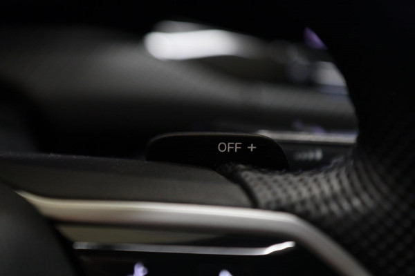 Volkswagen Golf 1.5 eTSI R-Line 3XR-LINE /PANO/H&K/CAM/CARPLAY/BOMVOL