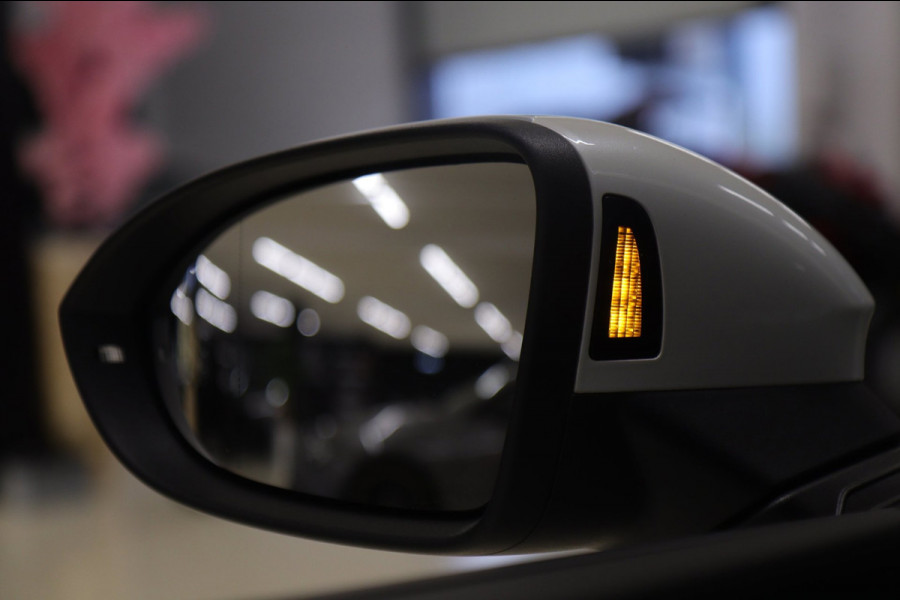 Volkswagen Golf 1.5 eTSI R-Line 3XR-LINE /PANO/H&K/CAM/CARPLAY/BOMVOL