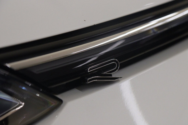 Volkswagen Golf 1.5 eTSI R-Line 3XR-LINE /PANO/H&K/CAM/CARPLAY/BOMVOL