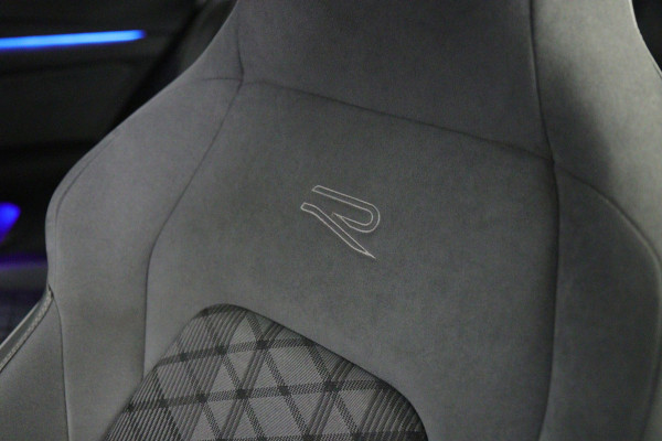 Volkswagen Golf 1.5 eTSI R-Line 3XR-LINE /PANO/H&K/CAM/CARPLAY/BOMVOL