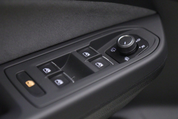 Volkswagen Golf 1.5 eTSI R-Line 3XR-LINE /PANO/H&K/CAM/CARPLAY/BOMVOL