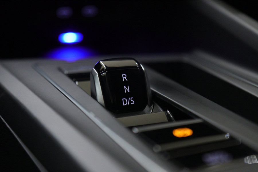 Volkswagen Golf 1.5 eTSI R-Line 3XR-LINE /PANO/H&K/CAM/CARPLAY/BOMVOL