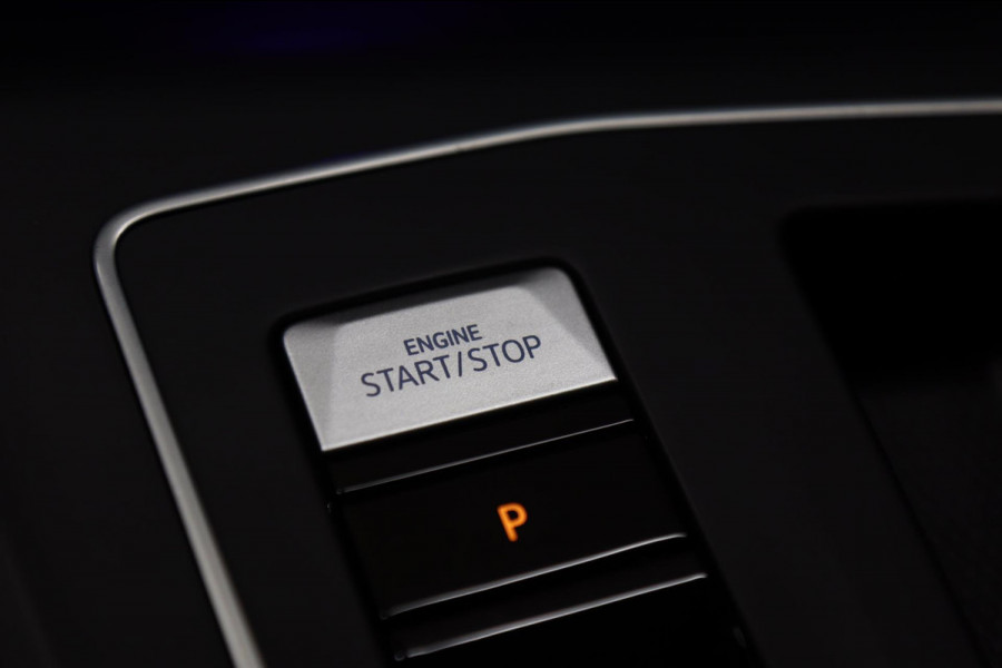 Volkswagen Golf 1.5 eTSI R-Line 3XR-LINE /PANO/H&K/CAM/CARPLAY/BOMVOL