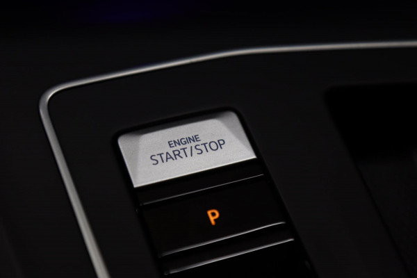 Volkswagen Golf 1.5 eTSI R-Line 3XR-LINE /PANO/H&K/CAM/CARPLAY/BOMVOL