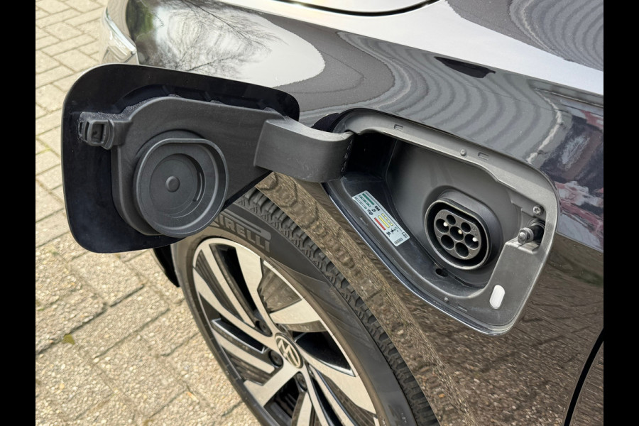 Volkswagen Golf 1.4 eHybrid Style DSG | Panoramadak | Navigatie | Climate | ACC cruise| Memory Seat | 16".