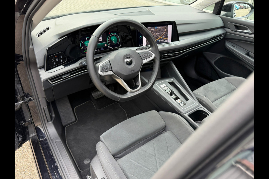 Volkswagen Golf 1.4 eHybrid Style DSG | Panoramadak | Navigatie | Climate | ACC cruise| Memory Seat | 16".