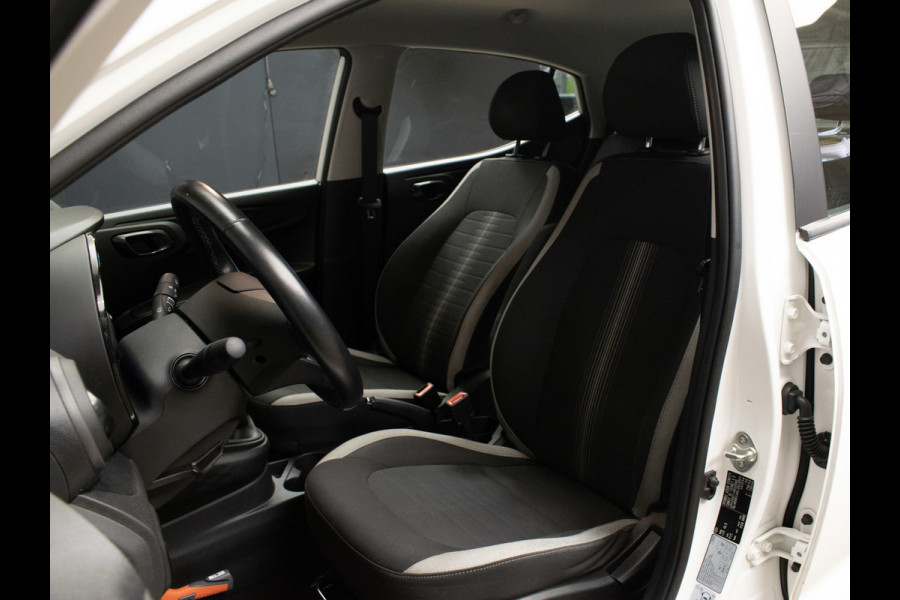 Hyundai i10 1.0 Comfort Sport (APPLE CARPLAY,NAVI,CAMERA,PDC,LED,CLIMATE,CRUISE,LANE ASSIST,SPORTSTOELEN,NETTE STAAT)