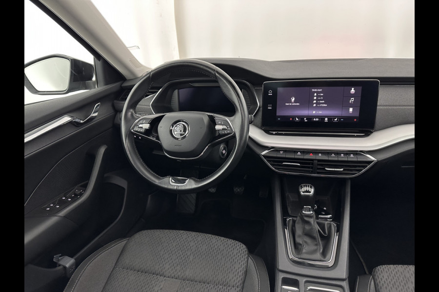 Škoda Octavia Combi 1.0 TSI Style (INCL-BTW) *PANO | FULL-LED | LANE-ASSIST | DIGI-COCKPIT | HEATED-COMFORTSEATS | NAVI-FULLMAP | PRIVACYGLASS | KEYLESS | DAB | ECC | PDC | CRUISE | TOWBAR | 18''ALU*