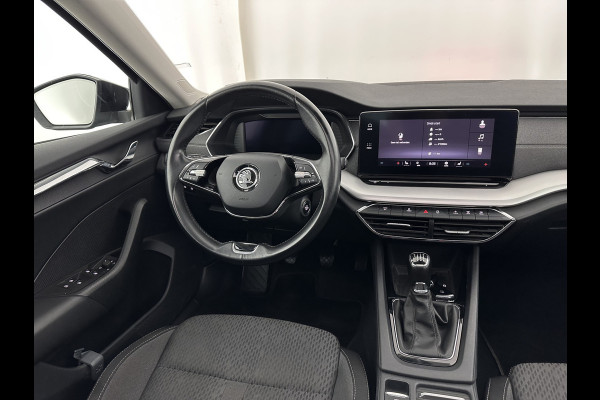 Škoda Octavia Combi 1.0 TSI Style (INCL-BTW) *PANO | FULL-LED | LANE-ASSIST | DIGI-COCKPIT | HEATED-COMFORTSEATS | NAVI-FULLMAP | PRIVACYGLASS | KEYLESS | DAB | ECC | PDC | CRUISE | TOWBAR | 18''ALU*