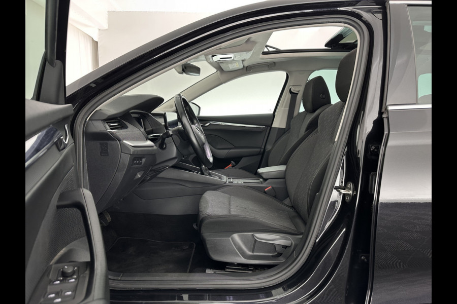 Škoda Octavia Combi 1.0 TSI Style (INCL-BTW) *PANO | FULL-LED | LANE-ASSIST | DIGI-COCKPIT | HEATED-COMFORTSEATS | NAVI-FULLMAP | PRIVACYGLASS | KEYLESS | DAB | ECC | PDC | CRUISE | TOWBAR | 18''ALU*