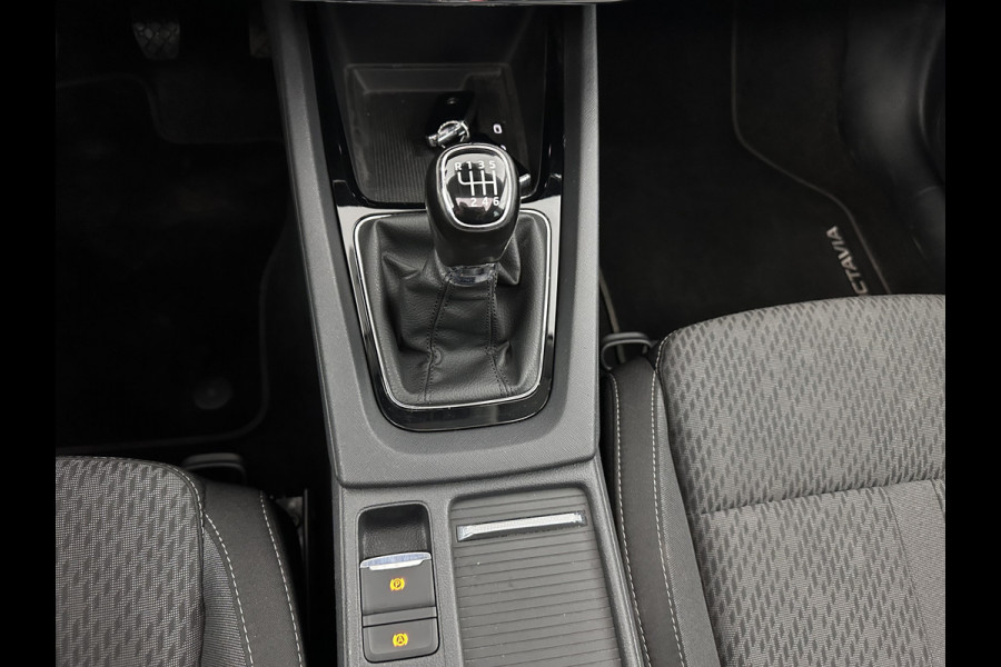 Škoda Octavia Combi 1.0 TSI Style (INCL-BTW) *PANO | FULL-LED | LANE-ASSIST | DIGI-COCKPIT | HEATED-COMFORTSEATS | NAVI-FULLMAP | PRIVACYGLASS | KEYLESS | DAB | ECC | PDC | CRUISE | TOWBAR | 18''ALU*