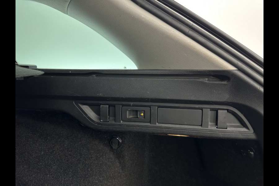 Škoda Octavia Combi 1.0 TSI Style (INCL-BTW) *PANO | FULL-LED | LANE-ASSIST | DIGI-COCKPIT | HEATED-COMFORTSEATS | NAVI-FULLMAP | PRIVACYGLASS | KEYLESS | DAB | ECC | PDC | CRUISE | TOWBAR | 18''ALU*