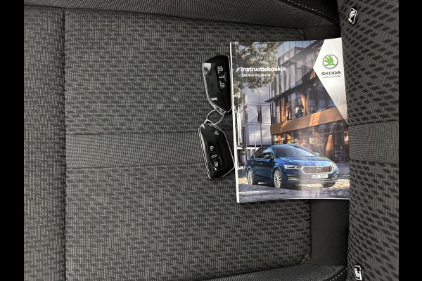 Škoda Octavia Combi 1.0 TSI Style (INCL-BTW) *PANO | FULL-LED | LANE-ASSIST | DIGI-COCKPIT | HEATED-COMFORTSEATS | NAVI-FULLMAP | PRIVACYGLASS | KEYLESS | DAB | ECC | PDC | CRUISE | TOWBAR | 18''ALU*