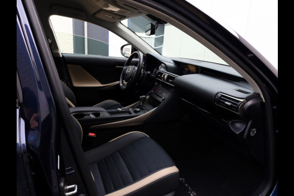 Lexus IS 300h Sport Edition | Stoelverwarming | Parkeersensoren | NL-Auto