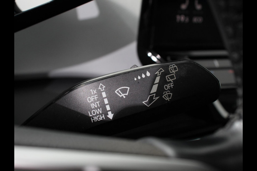 Volkswagen ID.3 First Plus 58 kWh SOH 86 % | Navigatie | Apple Carplay/Android Auto | Camera | Parkeersensoren | Adaptive Cruise Control | Full LED Matrix | Stoel- en stuurverwarming | Lichtmetalen velgen | Climate Control