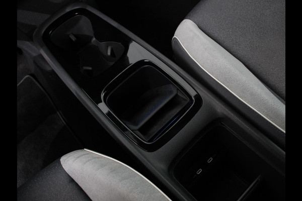 Volkswagen ID.3 First Plus 58 kWh SOH 86 % | Navigatie | Apple Carplay/Android Auto | Camera | Parkeersensoren | Adaptive Cruise Control | Full LED Matrix | Stoel- en stuurverwarming | Lichtmetalen velgen | Climate Control