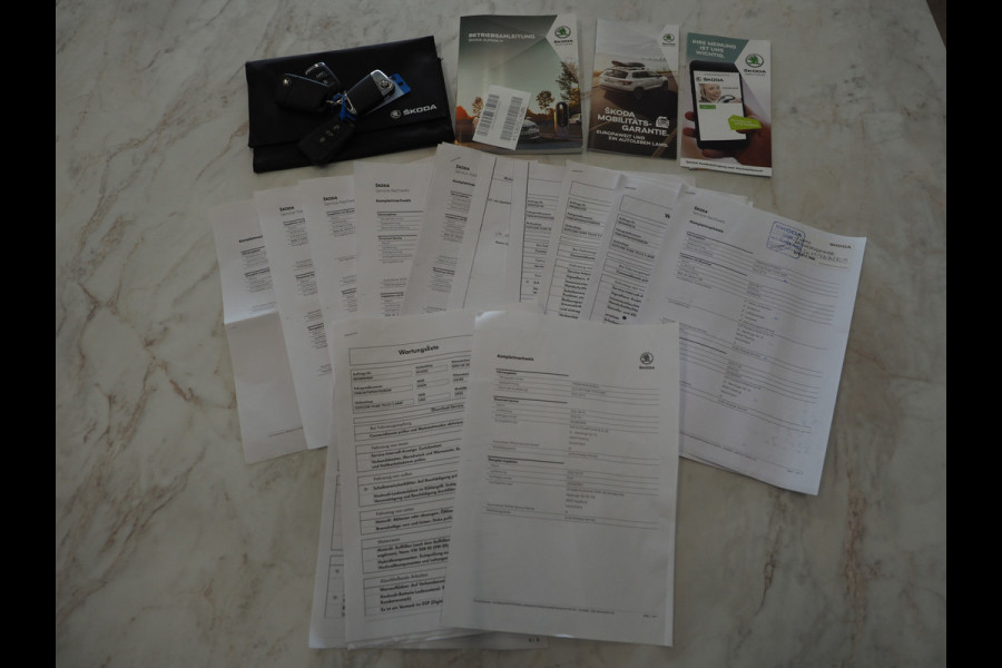 Škoda Superb Combi 1.4 TSI iV Laurin & Klement | Leder | Trekhaak | Canton | Adaptive Cruise | Keyless | Sfeerlicht | Memory | Carplay