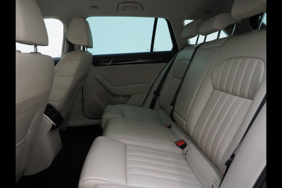Škoda Superb Combi 1.4 TSI iV Laurin & Klement | Leder | Trekhaak | Canton | Adaptive Cruise | Keyless | Sfeerlicht | Memory | Carplay