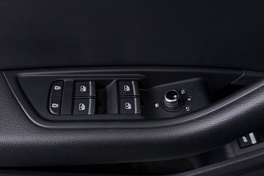 Audi A4 Avant 35 TFSI S edition 3x S-Line(NL-Auto, Dealer OnderH, Panorama, Navi, Carplay, StoelV, Digitale Dash, Cruise Con, Etc)