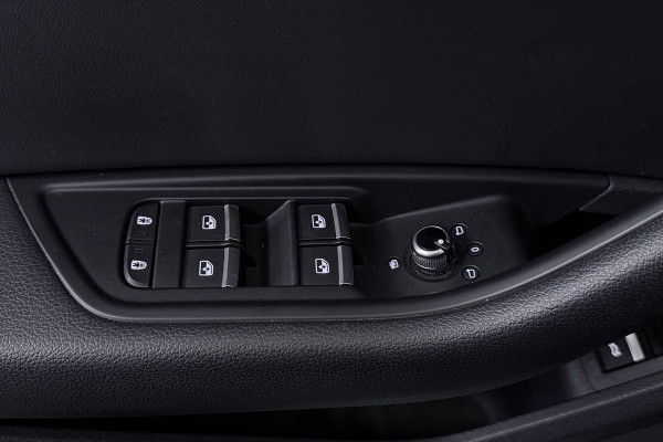 Audi A4 Avant 35 TFSI S edition 3x S-Line(NL-Auto, Dealer OnderH, Panorama, Navi, Carplay, StoelV, Digitale Dash, Cruise Con, Etc)