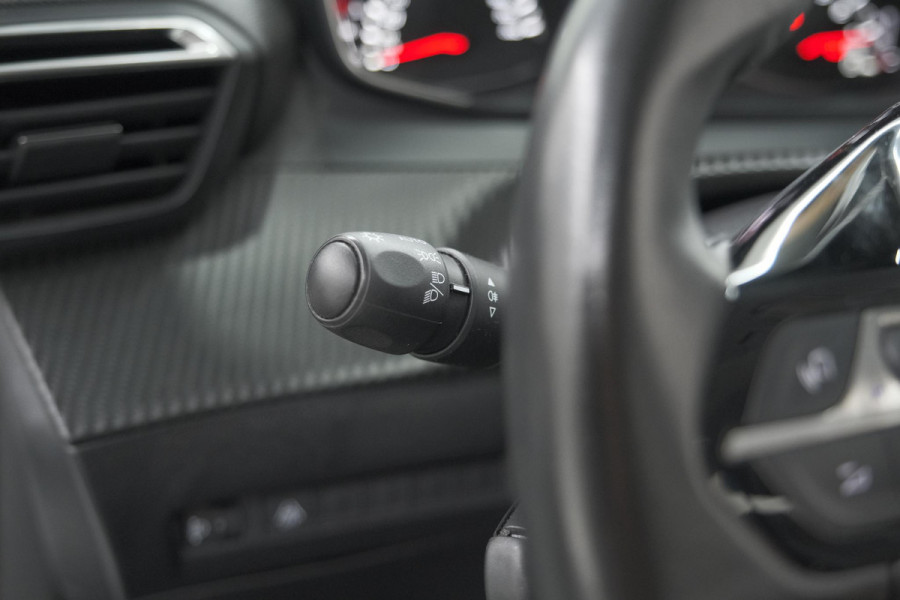 Peugeot 2008 PureTech 130 EAT8 Allure | Parkeersensoren | Navigatie | Apple Carplay | Climate Control