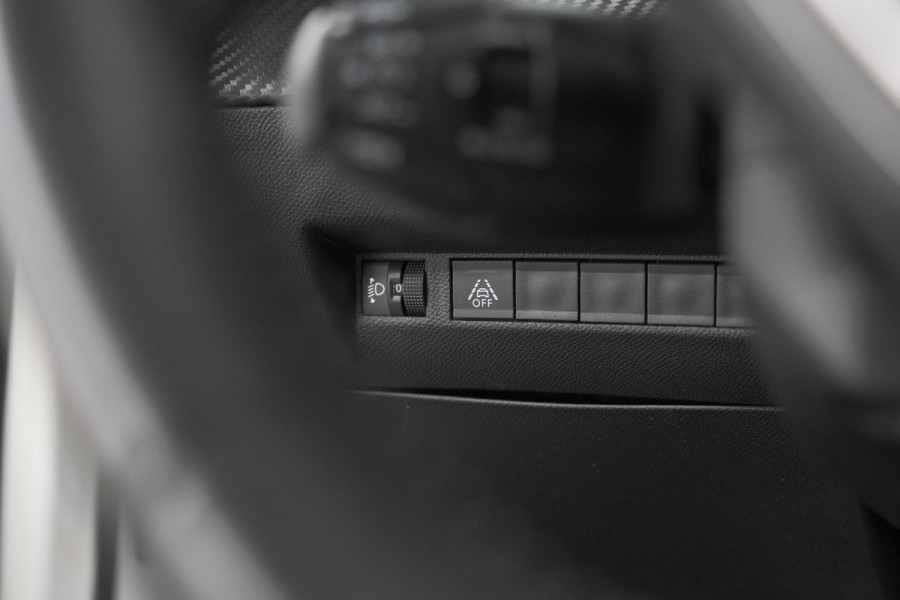Peugeot 2008 PureTech 130 EAT8 Allure | Parkeersensoren | Navigatie | Apple Carplay | Climate Control