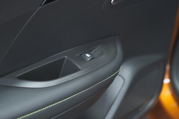 Peugeot 2008 PureTech 130 GT Pack | Leer-pakket | Camera | Dodehoekdetectie | Apple Carplay | Stoelverwarming