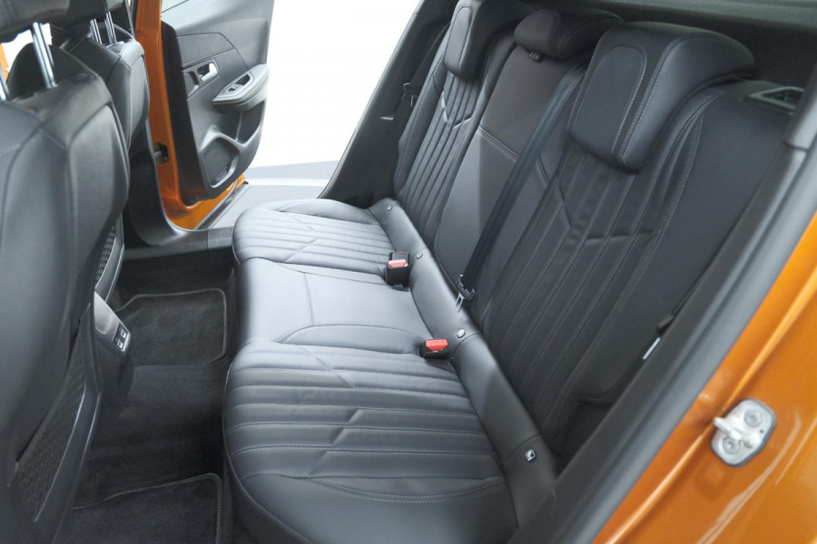 Peugeot 2008 PureTech 130 GT Pack | Leer-pakket | Camera | Dodehoekdetectie | Apple Carplay | Stoelverwarming