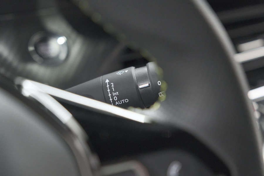 Peugeot 2008 PureTech 130 GT Pack | Leer-pakket | Camera | Dodehoekdetectie | Apple Carplay | Stoelverwarming