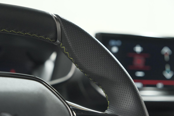 Peugeot 2008 PureTech 130 GT Pack | Leer-pakket | Camera | Dodehoekdetectie | Apple Carplay | Stoelverwarming