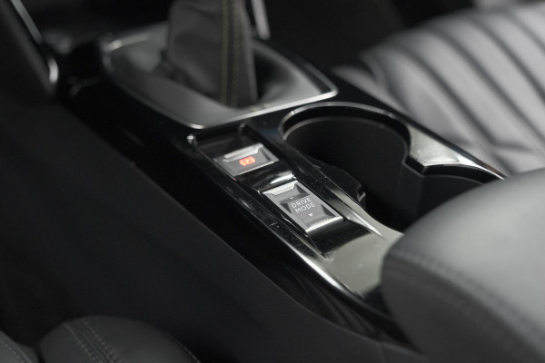 Peugeot 2008 PureTech 130 GT Pack | Leer-pakket | Camera | Dodehoekdetectie | Apple Carplay | Stoelverwarming