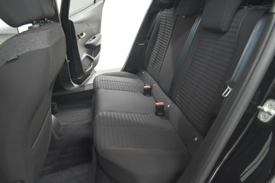 Peugeot 2008 PureTech 130 EAT8 Active Pack | Parkeersensoren | Apple CarPlay | Climate Control | Stoelverwarming
