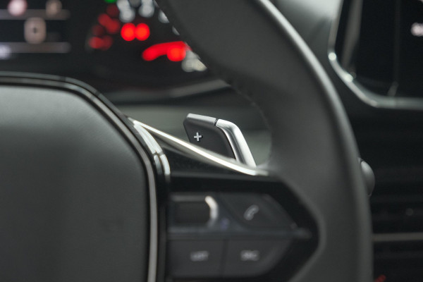 Peugeot 2008 PureTech 130 EAT8 Active Pack | Parkeersensoren | Apple CarPlay | Climate Control | Stoelverwarming