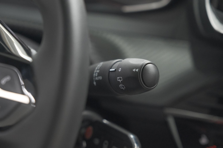 Peugeot 2008 PureTech 130 EAT8 Active Pack | Parkeersensoren | Apple CarPlay | Climate Control | Stoelverwarming