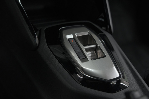 Peugeot 2008 PureTech 130 EAT8 Active Pack | Parkeersensoren | Apple CarPlay | Climate Control | Stoelverwarming
