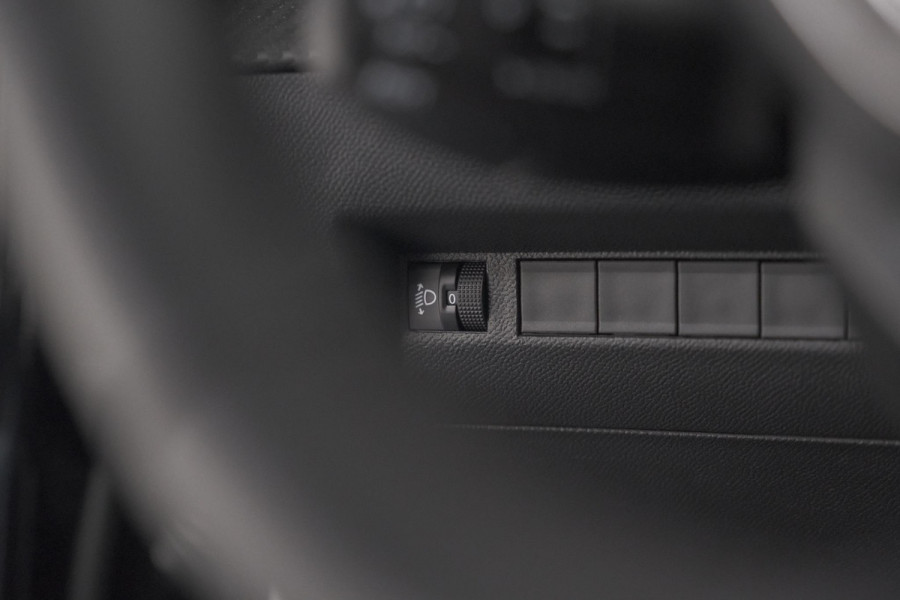 Peugeot e-2008 EV Active 50 kWh | Parkeersensoren | Apple Carplay | Climate Control