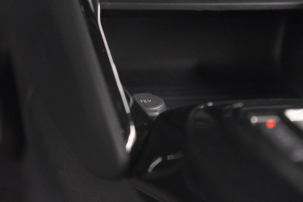 Peugeot e-2008 EV Active 50 kWh | Parkeersensoren | Apple Carplay | Climate Control