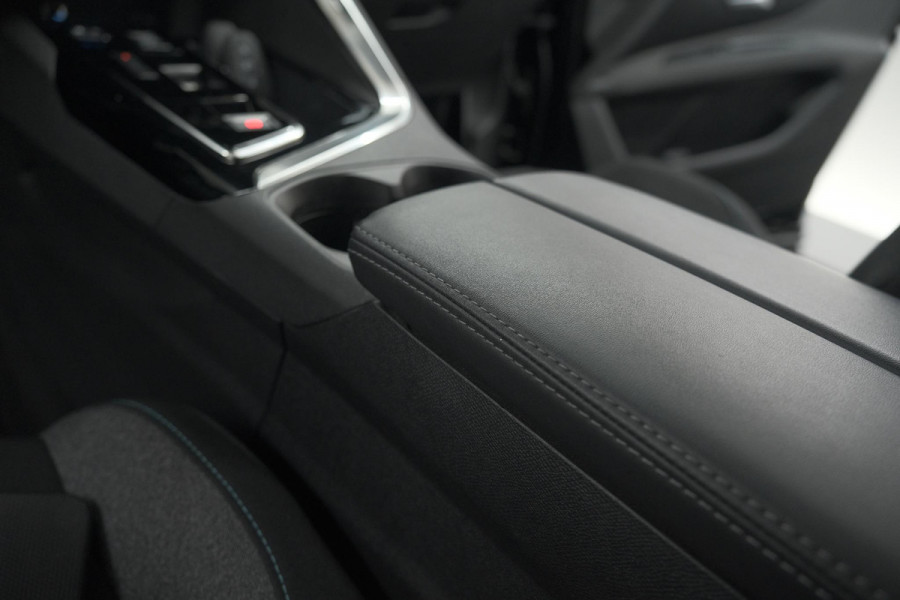 Peugeot 5008 PureTech 130 EAT8 Active Pack Business | 7 Zitplaatsen | Camera | Navigatie | Apple Carplay | Parkeersensoren