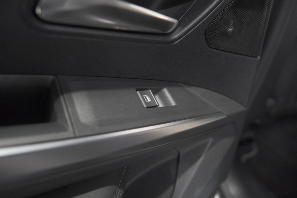 Peugeot 3008 1.2 Hybrid 136 GT | Panoramdak | 360 Camera | Stoelverwarming | Elektrische Kofferklep | Allseason Banden