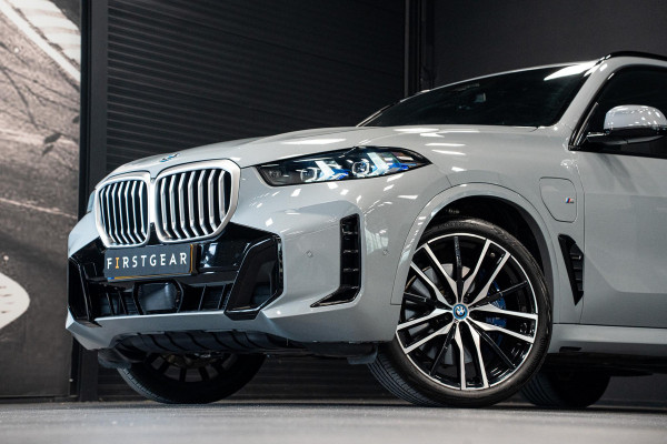 BMW X5 xDrive50e *M-Sport Pro / Harman Kardon / Panorama (Sky Lounge) / Keyless Entry / Surround View*