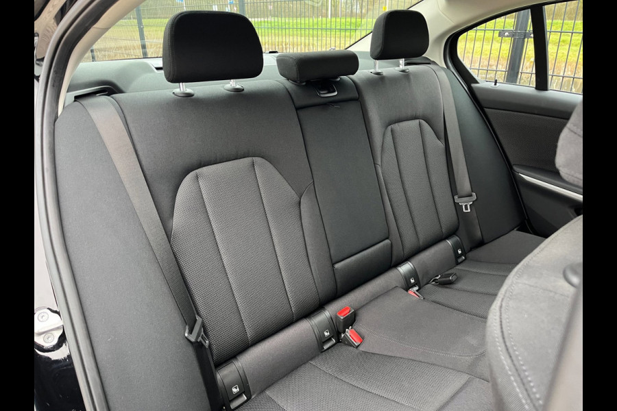 BMW 3 Serie 318i Executive Edition NAVI | CarPlay | LED