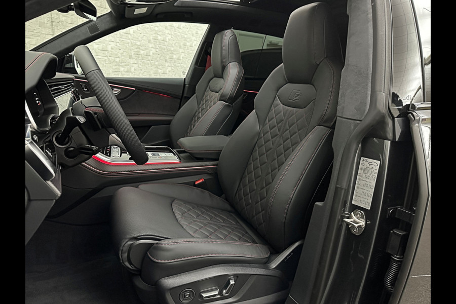 Audi Q8 60e 490pk Competition RS-Stoelen | 4WS Achteras Besturing | OLED | Laser | SQ8 Uitgevoerd | Massage | Ventilatie | Valcona Leder 23'' | Alcantara hemel | Head-Up | Soft-Close | Panodak | 2x Memory | Trekhaak | Keyless-Entry | Luchtvering | Nw.Pr. 155.000,= | Nieuw! 13km 2026 | Fabrieksgarantie | Direct rijden.