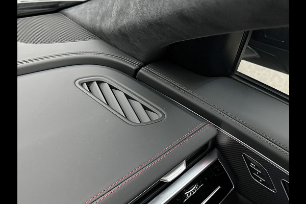 Audi Q8 60e 490pk Competition RS-Stoelen | 4WS Achteras Besturing | OLED | Laser | SQ8 Uitgevoerd | Massage | Ventilatie | Valcona Leder 23'' | Alcantara hemel | Head-Up | Soft-Close | Panodak | 2x Memory | Trekhaak | Keyless-Entry | Luchtvering | Nw.Pr. 155.000,= | Nieuw! 13km 2026 | Fabrieksgarantie | Direct rijden.