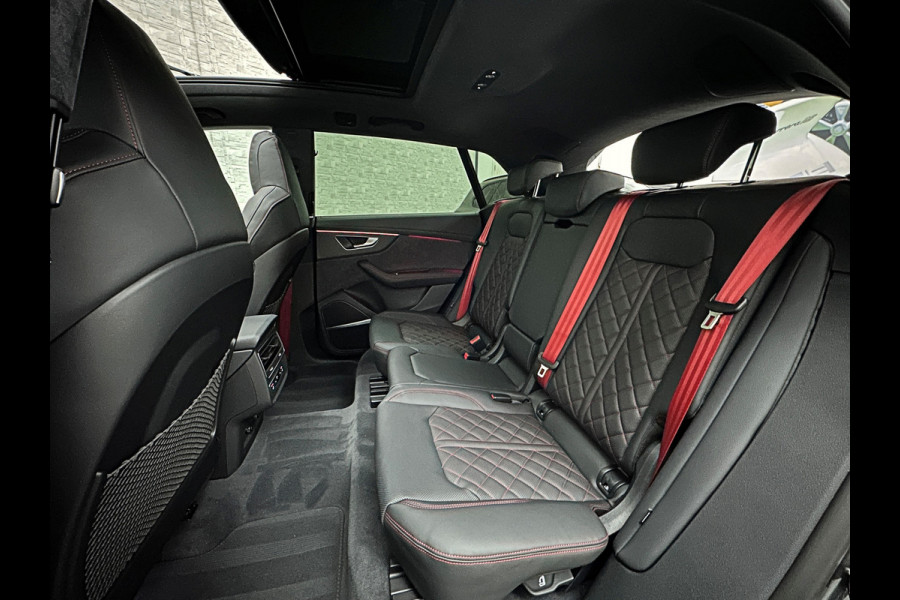 Audi Q8 60e 490pk Competition RS-Stoelen | 4WS Achteras Besturing | OLED | Laser | SQ8 Uitgevoerd | Massage | Ventilatie | Valcona Leder 23'' | Alcantara hemel | Head-Up | Soft-Close | Panodak | 2x Memory | Trekhaak | Keyless-Entry | Luchtvering | Nw.Pr. 155.000,= | Nieuw! 13km 2026 | Fabrieksgarantie | Direct rijden.