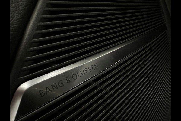 Audi Q8 60e 490pk Competition RS-Stoelen | 4WS Achteras Besturing | OLED | Laser | SQ8 Uitgevoerd | Massage | Ventilatie | Valcona Leder 23'' | Alcantara hemel | Head-Up | Soft-Close | Panodak | 2x Memory | Trekhaak | Keyless-Entry | Luchtvering | Nw.Pr. 155.000,= | Nieuw! 13km 2026 | Fabrieksgarantie | Direct rijden.