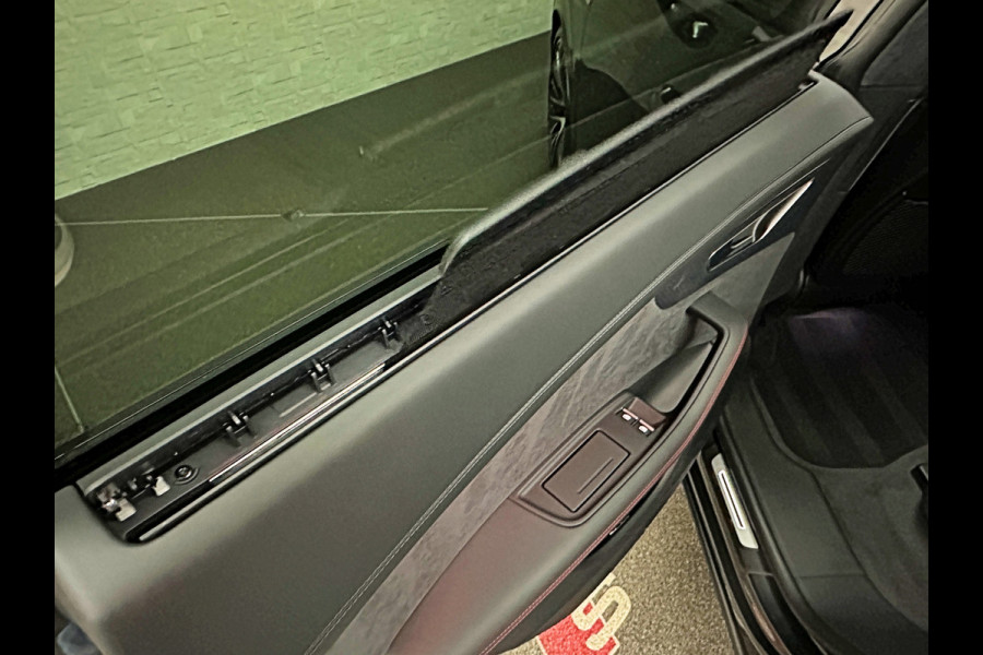 Audi Q8 60e 490pk Competition RS-Stoelen | 4WS Achteras Besturing | OLED | Laser | SQ8 Uitgevoerd | Massage | Ventilatie | Valcona Leder 23'' | Alcantara hemel | Head-Up | Soft-Close | Panodak | 2x Memory | Trekhaak | Keyless-Entry | Luchtvering | Nw.Pr. 155.000,= | Nieuw! 13km 2026 | Fabrieksgarantie | Direct rijden.